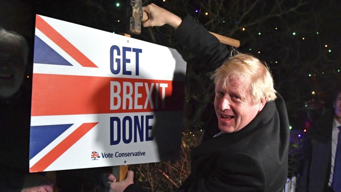 Großbritannien: Großbritanniens Premier Boris Johnson liebt den Auftritt als hemdsärmeliger Typ. Er weiß, wie Wahlkampf geht.