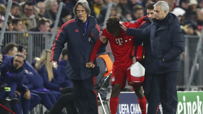 Verletzung von Kingsley Coman: Streicheleinheit für das Münchner Sorgenkind: Tottenhams Trainer José Mourinho verabschiedet den verletzten Torschützen Kingsley Coman.