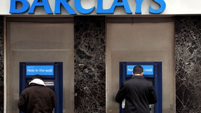 Großbritannien im Griff der Finanzkrise: Filiale der Barclays Bank in London: Das krisengeschüttelte Geldhaus legt seine Bilanzen vorläufig offen.