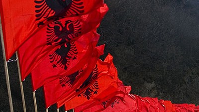 Ein Jahr Kosovo: Geschmückt mit albanischen Flaggen: Eine Brücke im Kosovo, ein Jahr nach der Unabhängigkeit.