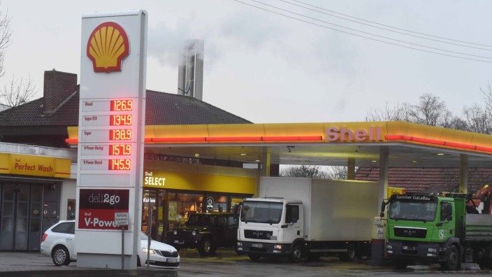 Raubüberfall in Karlsfeld: Die Shell-Tankstelle in der Münchner Straße in Karlsfeld wurde am Mittwoch zum Schauplatz eines Raubüberfalls.