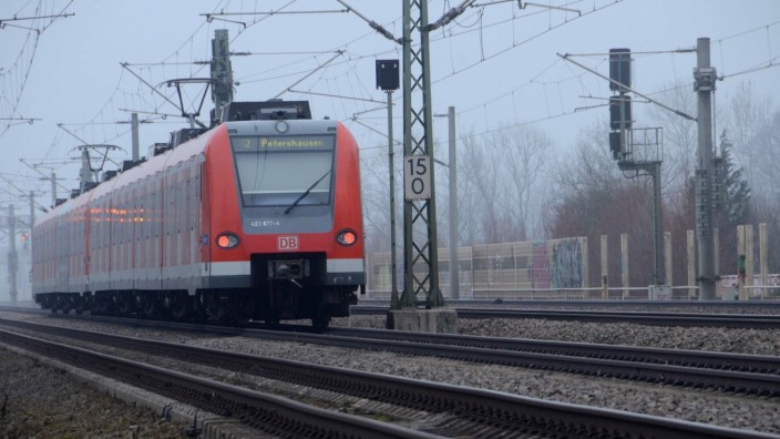 MVV-Tarifreform in Dachau: Das MVV-Gebiet ist jetzt in sieben Zonen eingeteilt. Eine davon ist die Innenstadt-Zone M, zu der die Gemeinde Karlsfeld gehört. Wer mit der S-Bahn von Karlsfeld nach München fährt, muss deshalb künftig weniger zahlen.