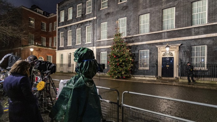 Presseschau: Medienvertreter warten vor Downing Street Nummer 10, dem Sitz des britischen Premieministers