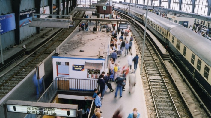 Weihnachten 1989: Der Bahnhof Berlin-Friedrichstraße im Jahr 1990: Links ist noch die Sichttrennwand zu sehen, die den Bahnsteig West vom Bahnsteig Ost abschirmte.