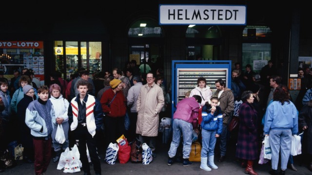 Weihnachten 1989: Reisende im Bahnhof Helmstedt der Bundesbahn, kurz vor der Abfahrt eines Fernreisezuges in die DDR.