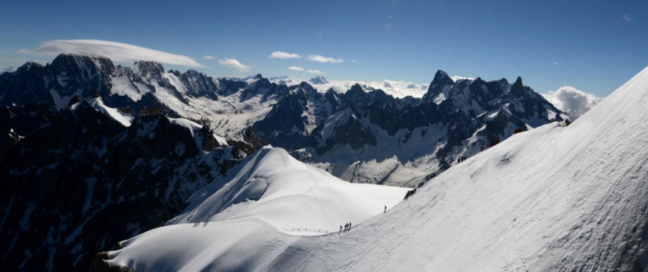 Immaterielles Kulturerbe: Alpinisten auf einem Grat im Mont-Blanc-Massiv - in dieser Bergnatur fast verschwindend klein.
