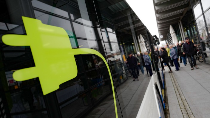 Unterföhring: Grüne Welle: Auf der Ortslinie durch Unterföhring fahren künftig drei rein elektrisch betriebene Busse.