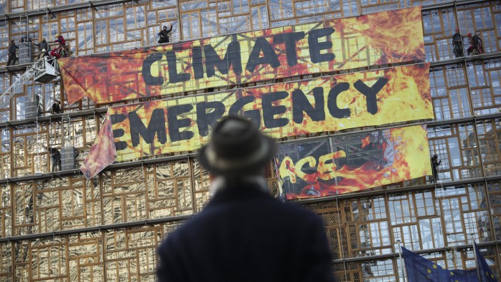 Klimaschutz: Aktivisten von Greenpeace demonstrieren mit einer Plakataktion in Brüssel für mehr Klimaschutz.