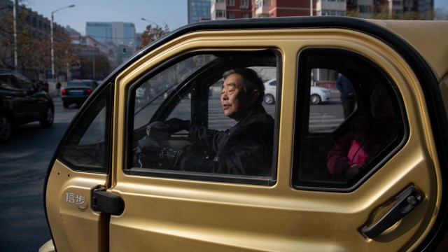 China: Per Elektroauto durchs winterliche Peking: Der Wagen ist klein, aber dank Subventionen wohl erschwinglich gewesen.