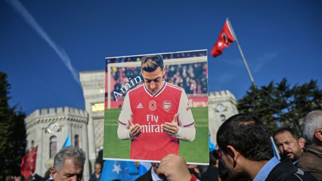 Statement zu Uiguren: Auf einer Demonstration halten Uiguren in Istanbul das Foto von Mesut Özil in die Höhe.