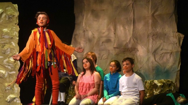 Theater für Kinder in Dachau: Der Vogelhändler Papageno wird von Maximilan Piontek gespielt.