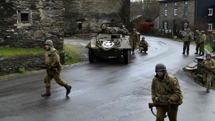 Ardennenoffensive: Dezember 2019: Schauspieler in US-Uniform spielen die großen Kämpfe nach, hier in Mormont, einem Stadtteil von Houffalize.
