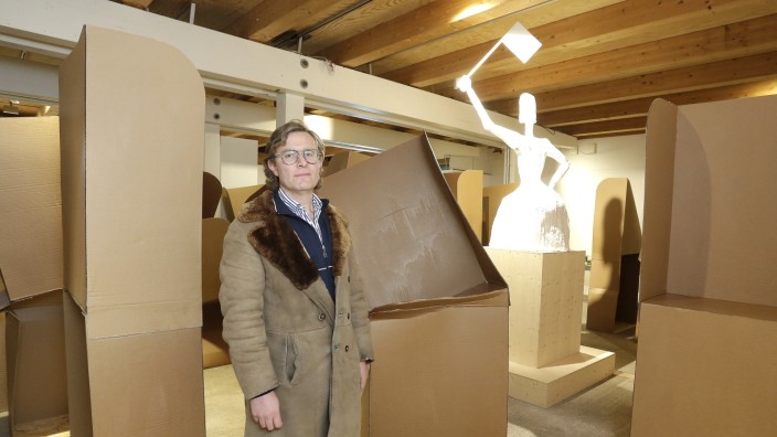 Neue Ausstellung im Freisinger Schafhof: Tim Bennett hat für die neueste Ausstellung eine Installation aus Papp-Wahlkabinen in den Freisinger Schafhof gebracht.