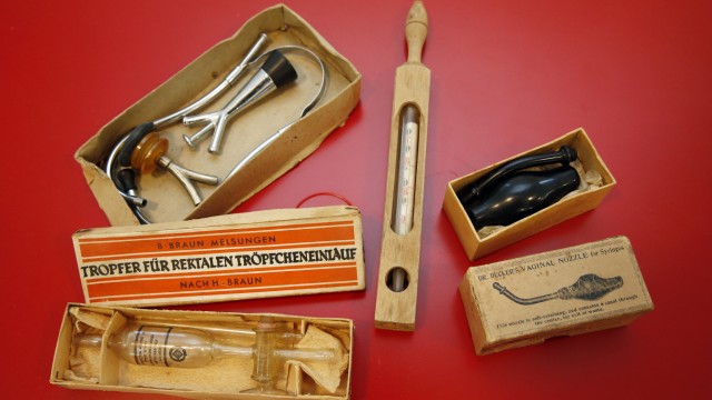 Neue Exponate im Erinnerungsort Badehaus Föhrenwald-Waldram: Instrumente aus dem Fundus von Boris Pliskin, der von 1946 bis 1950 medizinischer Direktor des Lagers jüdischer Schoah-Überlebender war.
