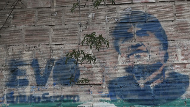 Lateinamerika: Ist es Sendungsbewusstein? Ist es Machthunger? Evo Morales (als Graffito) meint seinem Land nicht den Rücken kehren zu können.