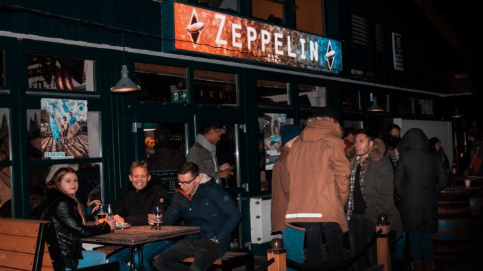 "Safe-the-Wave"-Party in der Wolfratshauser Zeppelin-Bar zugunsten des Vereins "Surfing Wolfratshausen" am Freitag, 13.12.2019. Es wurden insgesamt 3100 Euro zur rettung der Weidacher Surfewelle gesammelt.