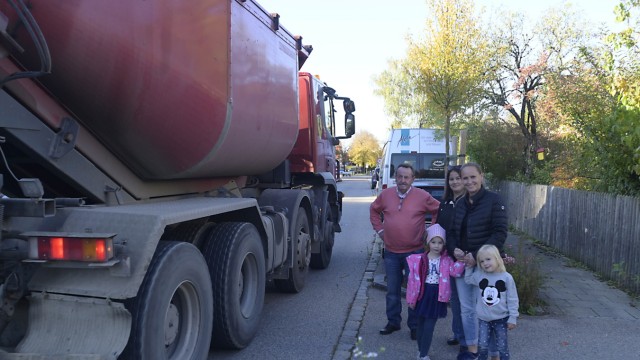 Verkehr: Gefährliche Nähe: Franziska Wiesheu (rechts) mit ihren Kindern, ihrer Nachbarin Anja Eichelsdörfer und Vater Peter an der Ekkehartstraße in Grasbrunn, wo die Lastwagen Fußgängern gefährlich nahe kommen.