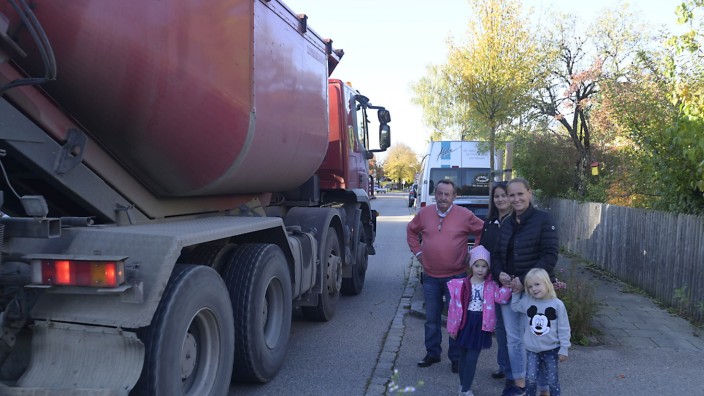 Verkehr: Gefährliche Nähe: Franziska Wiesheu (rechts) mit ihren Kindern, ihrer Nachbarin Anja Eichelsdörfer und Vater Peter an der Ekkehartstraße in Grasbrunn, wo die Lastwagen Fußgängern gefährlich nahe kommen.