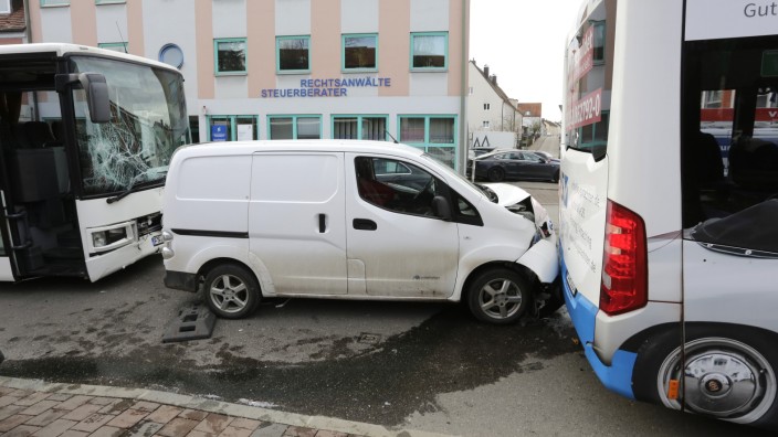 Freising: Ein Kleinbus war auf der Wippenhauser Straße, Höhe Kammergasse, mit einem Linienbus kollidiert