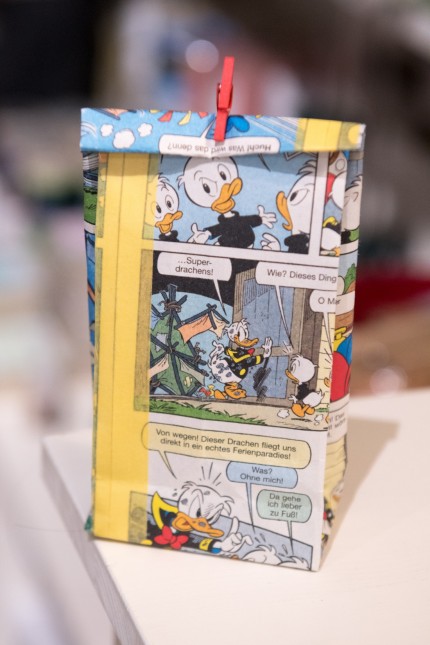 Upcycling: Alte Comics lassen sich hervorragend zum Verpacken wiederverwerten.