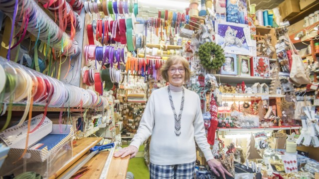 Einzelhandel in Starnberg: Sybille Dimbath weiß, wo alles zu finden ist, kennt jeden der mehr als 10.000 Artikel, die sie in ihrer "Bastel Boutique" führt.
