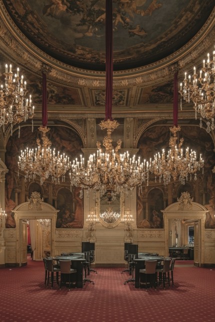 Reportage: Der Florentiner Saal im Casino Baden-Baden wird mit seinen fünf Kronleuchtern auch "Tausend-Kerzen-Saal" genannt.