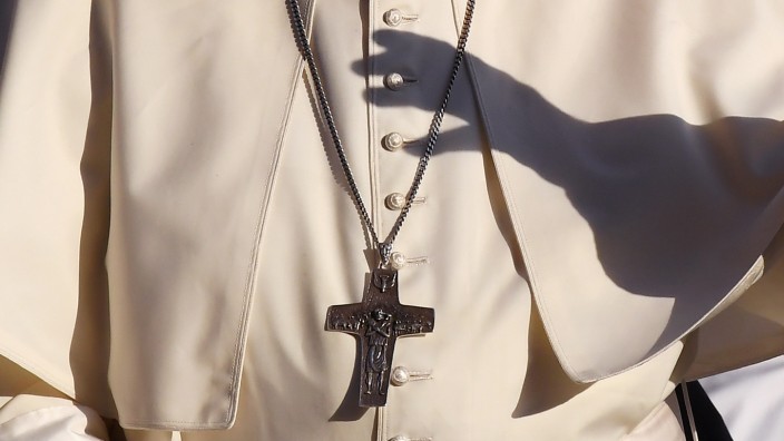 Rom, Vatikan 23.10.2019 Schatten der Hand von Papst Franziskus I. mit dem Brustkreuz bei der woechentlichen Generalaudi