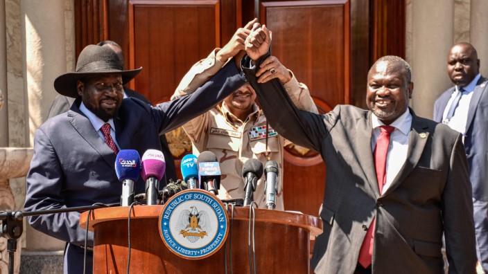 Südsudan: Sie waren Feinde, nun wollen sie es gemeinsam versuchen: Südsudans Präsident Salva Kir (rechts) und Oppositionsführer Riek Machar.