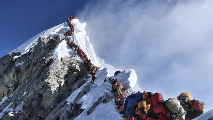 Himalaja: Wer am viel bestiegenen Mount Everest noch Berühmtheit erlangen will, muss sich etwas Herausragendes überlegen: Gipfelschlange im Mai 2019.