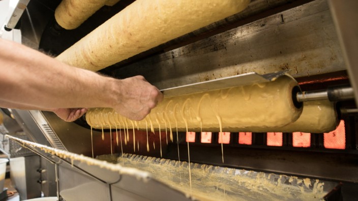 Baumkuchenherstellung in der Konditorei Kreutzkamm in München, 2019