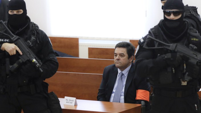 Slowakei: Marian Kočner sitzt vor dem Gericht in Pezinok. Er soll den Mord an dem Investigativjournalisten Ján Kuciak in Auftrag gegeben haben.