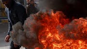 13.01.2009: Palästinenser verbrennen Autoreifen als Ausdruck ihres Protestes gegen den Einmarsch israelischer Soldaten in den Gaza-Streifen.