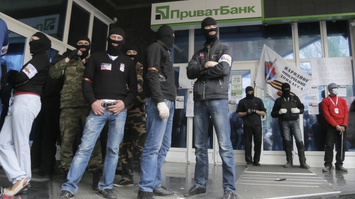 Geldwäsche: Pro-russische Aktivisten vor einer Filiale der ukrainischen Privat Bank: Die lettische Tochter des Geldinstituts steht immer wieder im Verdacht, für Geldwäsche genutzt zu werden.