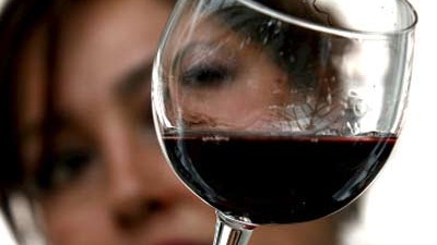 Gesundheitsrisiko Alkohol: Forscher zweifeln zunehmend an den segensreichen Wirkungen mäßigen Alkoholkonsums.