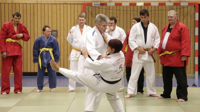Inklusiver Sport in Freising: Schritt für Schritt machen Karl-Heinz Kiefer und Monika Schicho ihren ID-Judoschülern die verschiedenen Techniken vor.