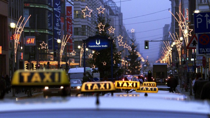 Arbeiten zur Weihnachtszeit: Nicht nur Taxifahrer müssen an Weihnachten ran, auch in anderen Branchen wird gearbeitet.