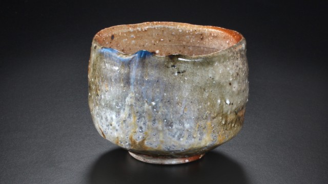 Japanische Keramik-Tradition: Erfunden wurde die archaische Anagama-Technik im elften Jahrhundert in Japan. Um 1900 geriet sie in Vergessenheit. Erst seit wenigen Jahrzehnten stellen Enthusiasten wie Uwe Löllmann nach der traditionellen Methode wieder Keramik her.