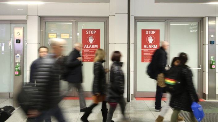 Panne am Münchner Airport: Eigentlich nicht zu übersehen: die roten Warnhinweise an den Sicherheitstüren des Münchner Flughafens.