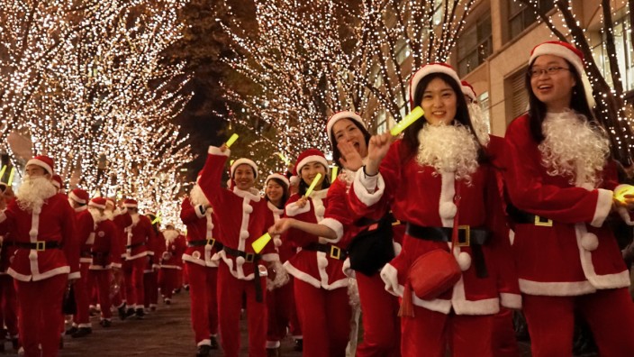 Weihnachten in Fernost: Ein Fest mit viel Farbe und viel Neonlicht: Weihnachtsfrau-Parade im Tokioter Marunouchi-Geschäftsviertel.