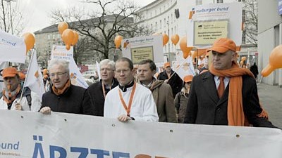 Honorarreform: Ärzte-Protest in Berlin:  Mit diversen Eskalationsstrategien wollen die Mediziner Druck auf Bundes- und Landesregierungen ausüben.
