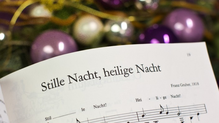 Auf der Suche nach dem perfekten Weihnachtslied: Die einen haben Tränen der Rührung in den Augen, die anderen schüttelt es: "Stille Nacht, heilige Nacht" ist der Klassiker unter allen Weihnachtsliedern.