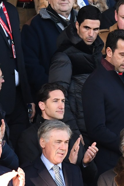 Premier League: Neu-Trainer unter sich: Arsenals zukünftiger Trainer Mikal Arteta (oben rechts) und Evertons zukünftiger Trainer Carlo Ancelotti (unten) schauten beim Aufeinandertreffen ihrer zukünftigen Teams zu.
