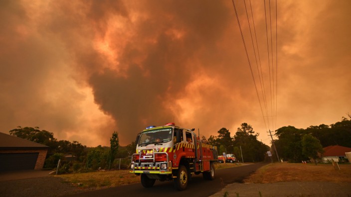 Australien: Australien war ohnehin immer heiß und trocken, nun wird die Hitze dort lebensgefährlich: Feuerwehrautos im Ort Bargo, New South Wales.