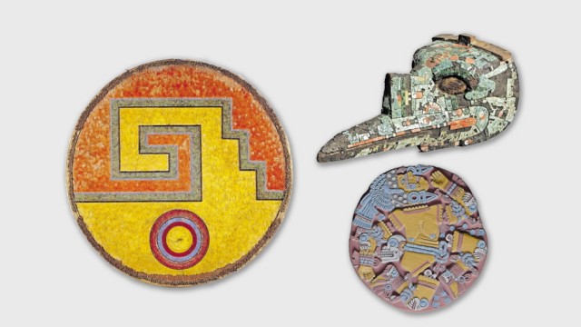 Azteken-Schau: Ein aztekischer Federschild, eine Vogelkopfmaske und eine Darstellung der Göttin Coyolxauhqui.