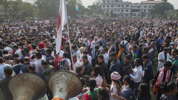 Indien: Trotz Versammlungsverboten strömen Regierungskritiker auf die Straße – wie hier vor dem früheren Wohnhaus Mahatma Gandhis in Ahmedabad.