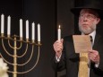 Rabbiner Shmuel Aharon Brodman entzündet nach den Reden die Chanukka-Kerze.