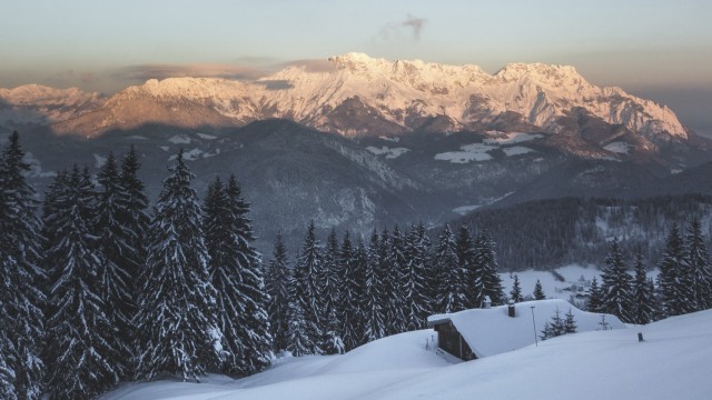 Freizeit in Bayern: Blick auf die Winterlandschaft von der Roßfeld-Panoramastraße im Berchtesgadener Land.