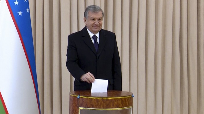 Usbekistan: Reformen ja, aber in Grenzen: Präsident Schawkat Mirsijojew.