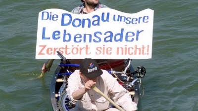 Umweltminister Söder: Protest zu Wasser gegen den Ausbau der Donau.