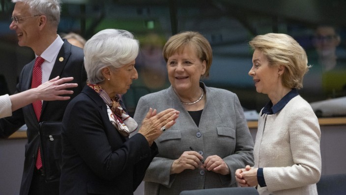 Politik: Politikerin oder Notenbankerin? Es gibt Leute, die sagen, Christine Lagarde müsse sich langsam entscheiden. Hier ist sie mit Angela Merkel und Ursula von der Leyen 2019 in Brüssel.